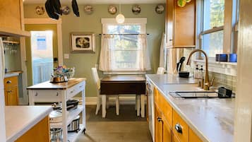 Réfrigérateur, four à micro-ondes, un four, surface de cuisson