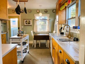 Fridge, microwave, oven, stovetop - 3-bedroom Proctor Boho house with cool vibes and hot tub. Family & Pet-Friendly (Tacoma)