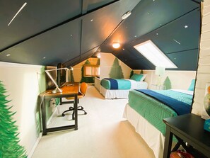 3 habitaciones, escritorio y tabla de planchar con plancha 