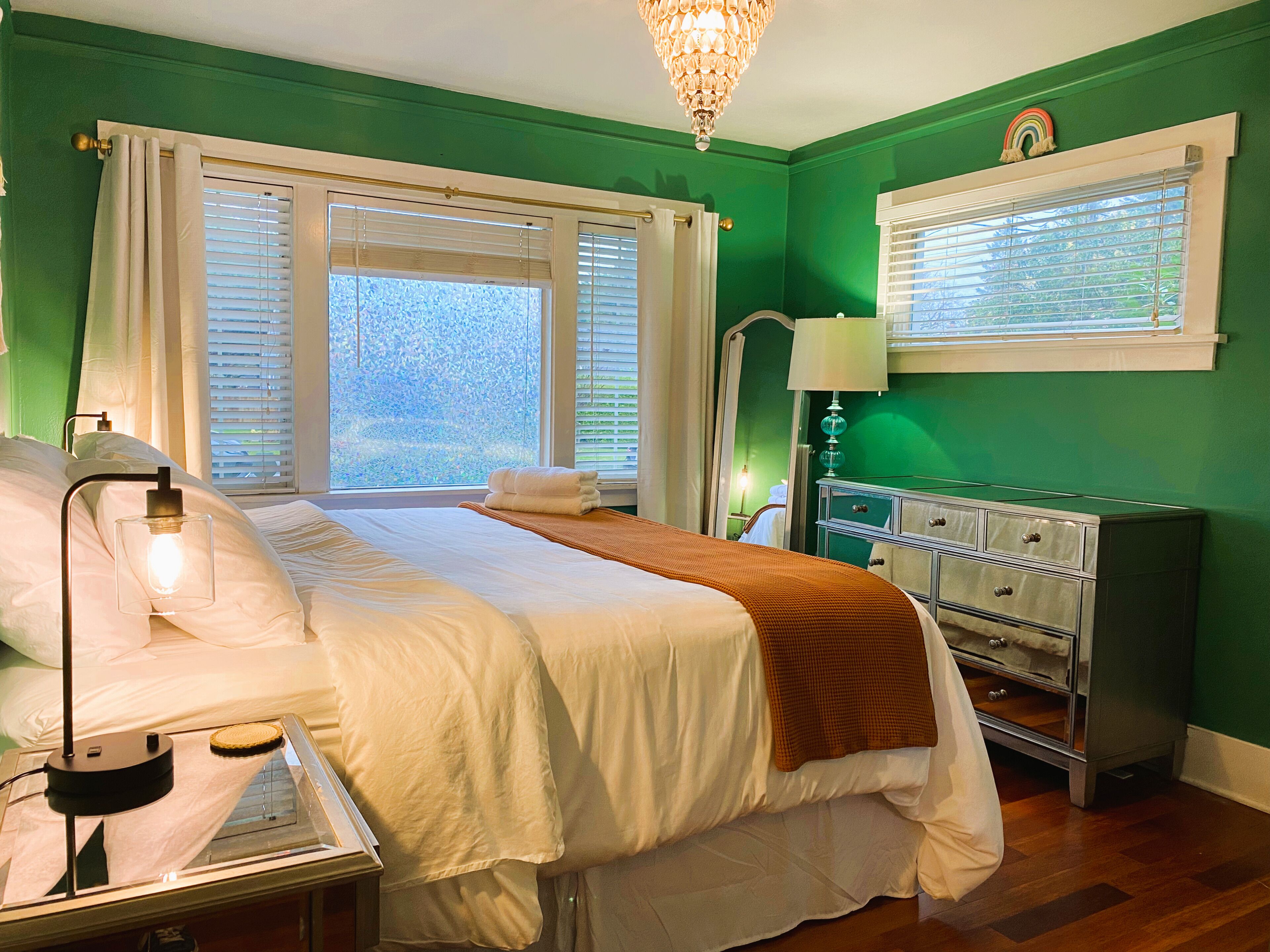 3 bedrooms, desk, iron/ironing board, travel crib