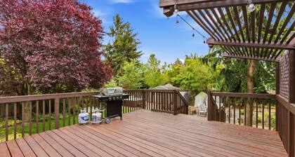 3-bedroom Proctor Boho house with cool vibes and hot tub. Family & Pet-Friendly