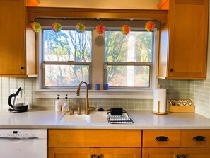 Geladeira, micro-ondas, fogão, cooktop