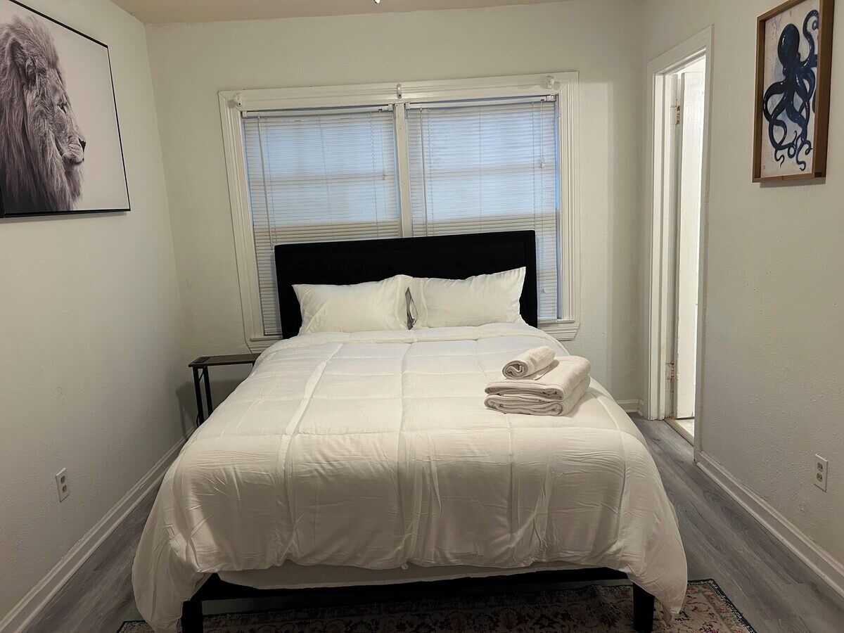 2 soverom, skrivebord, strykejern/-brett og wi-fi (inkludert)