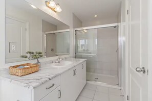 Shower, hair dryer, towels, soap - Serenity Home in Brampton (Brampton)