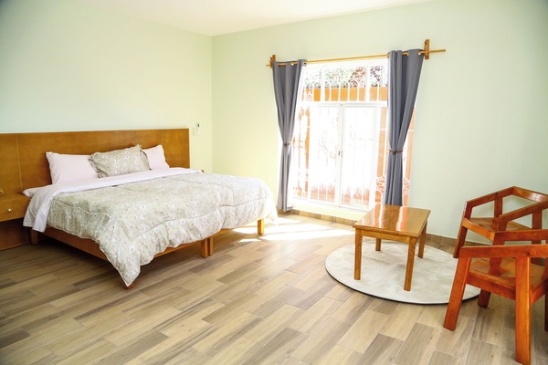 5 bedrooms, iron/ironing board, WiFi, bed sheets