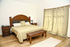 5 habitaciones, tabla de planchar con plancha, wifi y ropa de cama 