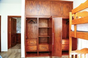 5 chambres, fer et planche à repasser, Wi-Fi, draps fournis