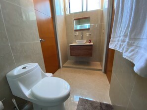 Een douche, een haardroger, handdoeken, zeep