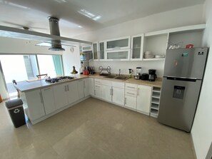 Fridge, microwave, stovetop, coffee/tea maker - Kath's House Cancun With private pool, ideal house for families and friends (Cancún)
