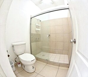 Suihku, hiustenkuivaaja, pyyhkeet, saippua