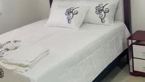 2 chambres, fer et planche à repasser, Wi-Fi, draps fournis