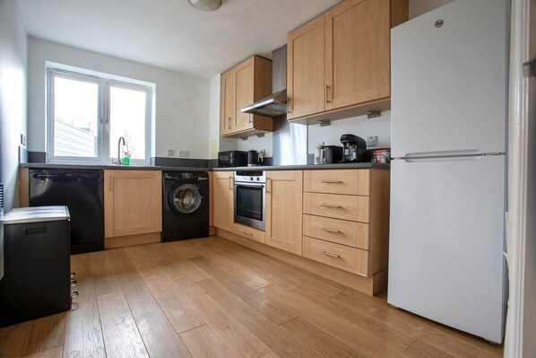 Fridge, microwave, oven, stovetop - Flat in Newcastle upon Tyne (Newcastle upon Tyne)
