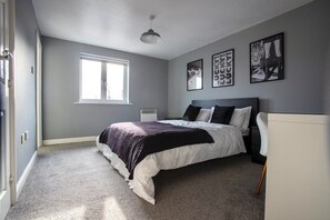 2 室のベッドルーム、アイロン / アイロン台、WiFi (無料)、ベッドシーツ