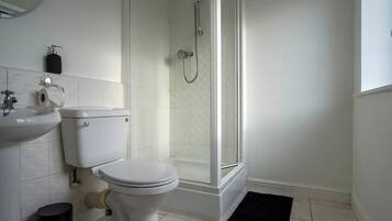 Dusj, hårføner, håndklær og såpe