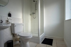 Dusj, hårføner, håndklær og såpe