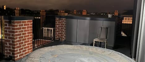 Apartamento, 1 habitación, fumadores, balcón | Bañera de hidromasaje al aire libre