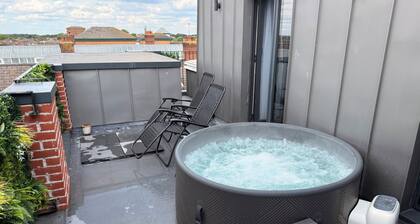 1 Bedroom Flat Apartment With hot tub on the Balcony & City View, Sleeps 4ppl
