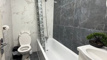 Apartment, 1 Bedroom, Smoking, Balcony | Bathroom
