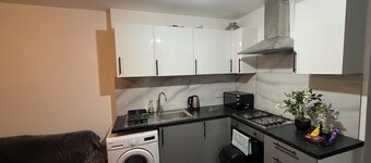 1 Bedroom Flat Apartment With hot tub on the Balcony & City View, Sleeps 4ppl