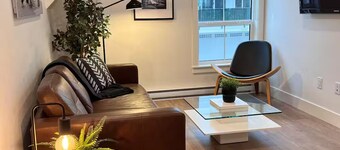 The Guesthouse - Private Furnished Guest Suite