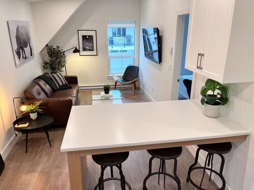 The Guesthouse - Private Furnished Guest Suite