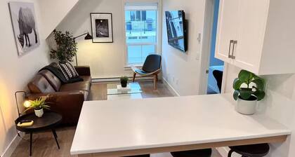 The Guesthouse - Private Furnished Guest Suite