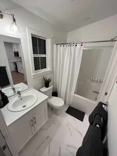 The Guesthouse - Private Furnished Guest Suite