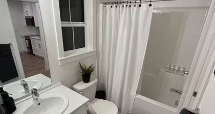 The Guesthouse - Private Furnished Guest Suite