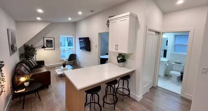 The Guesthouse - Private Furnished Guest Suite