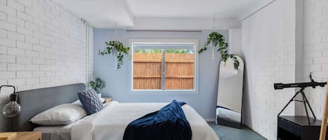 1 habitación, escritorio, tabla de planchar con plancha y wifi