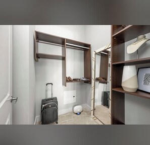 Standard Room, Balcony, City View | Interior