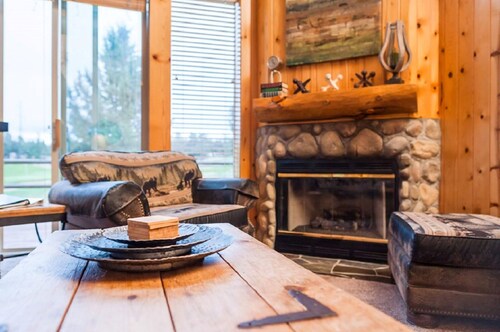 Restful 3-bedroom chalet at Eagle Crest with AC on the golf course.