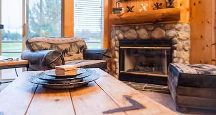 Restful 3-bedroom chalet at Eagle Crest with AC on the golf course.