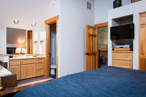 4 bedrooms, WiFi, bed sheets - Restful 3-bedroom chalet at Eagle Crest with AC on the golf course. (Redmond)