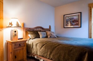 4 bedrooms, WiFi, bed sheets - Restful 3-bedroom chalet at Eagle Crest with AC on the golf course. (Redmond)