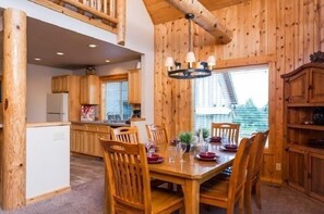 Dining - Restful 3-bedroom chalet at Eagle Crest with AC on the golf course. (Redmond)