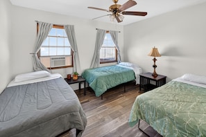 3 bedrooms, iron/ironing board, travel cot, WiFi - Hilltop Retreat | Games/Hot Tub/Golf/Basketball (Vista)