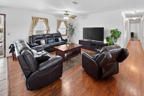 TV, ping pong - Hilltop Retreat | Games/Hot Tub/Golf/Basketball (Vista)