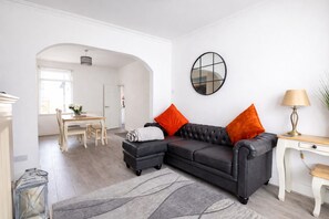 Living area - Luxury Liverpool Stay – 5 Min LFC, 10 Min City (Liverpool)
