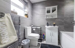 Secadora de cabello, toallas, jabón, papel de baño 