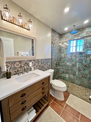 Shower, towels - The Whiskey Row Bungalows - Steps to Downtown! (Prescott)