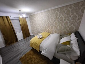 Iron/ironing board, WiFi, bed sheets - Birmingham Palace minutes from Birmingham Airport,Cadbury World, and The NEC. (Birmingham)