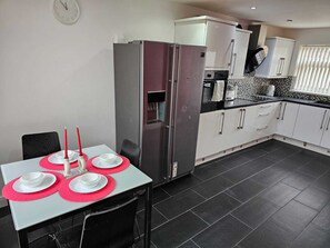 Private kitchen - Birmingham Palace minutes from Birmingham Airport,Cadbury World, and The NEC. (Birmingham)