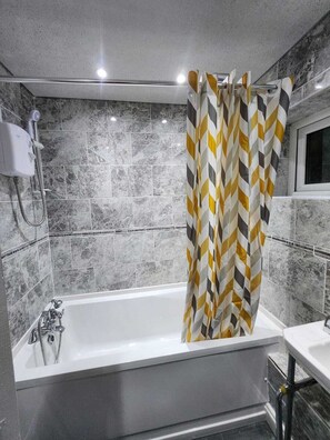Secadora de cabello, toallas, jabón, papel de baño 