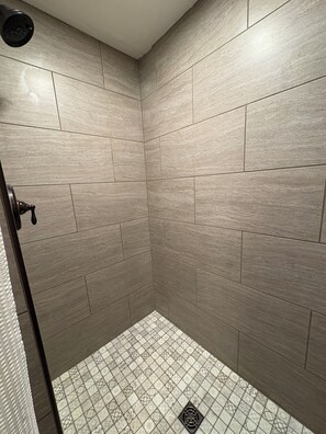 Douche, sèche-cheveux, serviettes fournies, savon