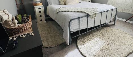 2 bedrooms, desk, free WiFi, bed sheets