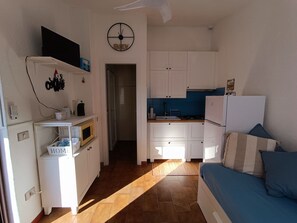 1 chambre, fer et planche à repasser