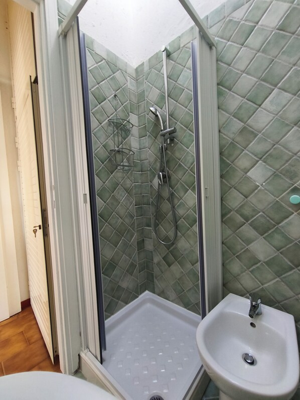 Douche, sèche-cheveux, bidet, savon