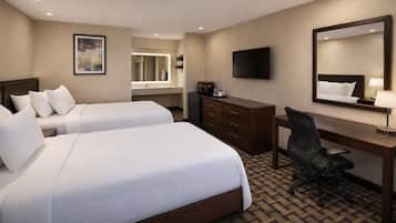 Escritorio, espacio para trabajar con laptop y cortinas blackout