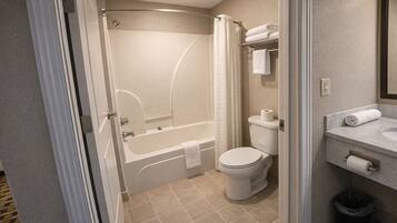 Bañera con ducha, secador de pelo, toallas, jabón